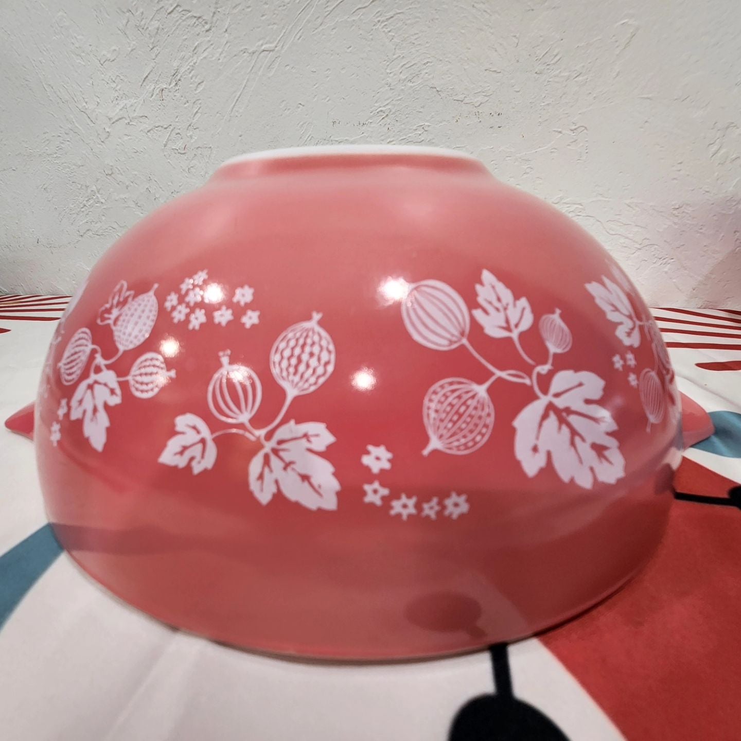 #444 Pyrex Pink Gooseberry shops Bowl